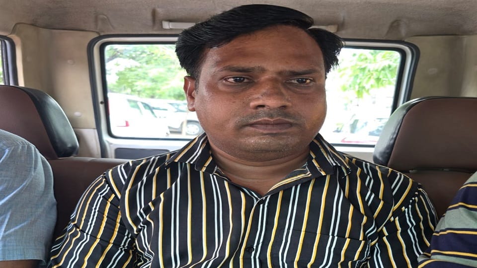 Vigilance arrested senior assistant of Deputy Labor Commissioner Office