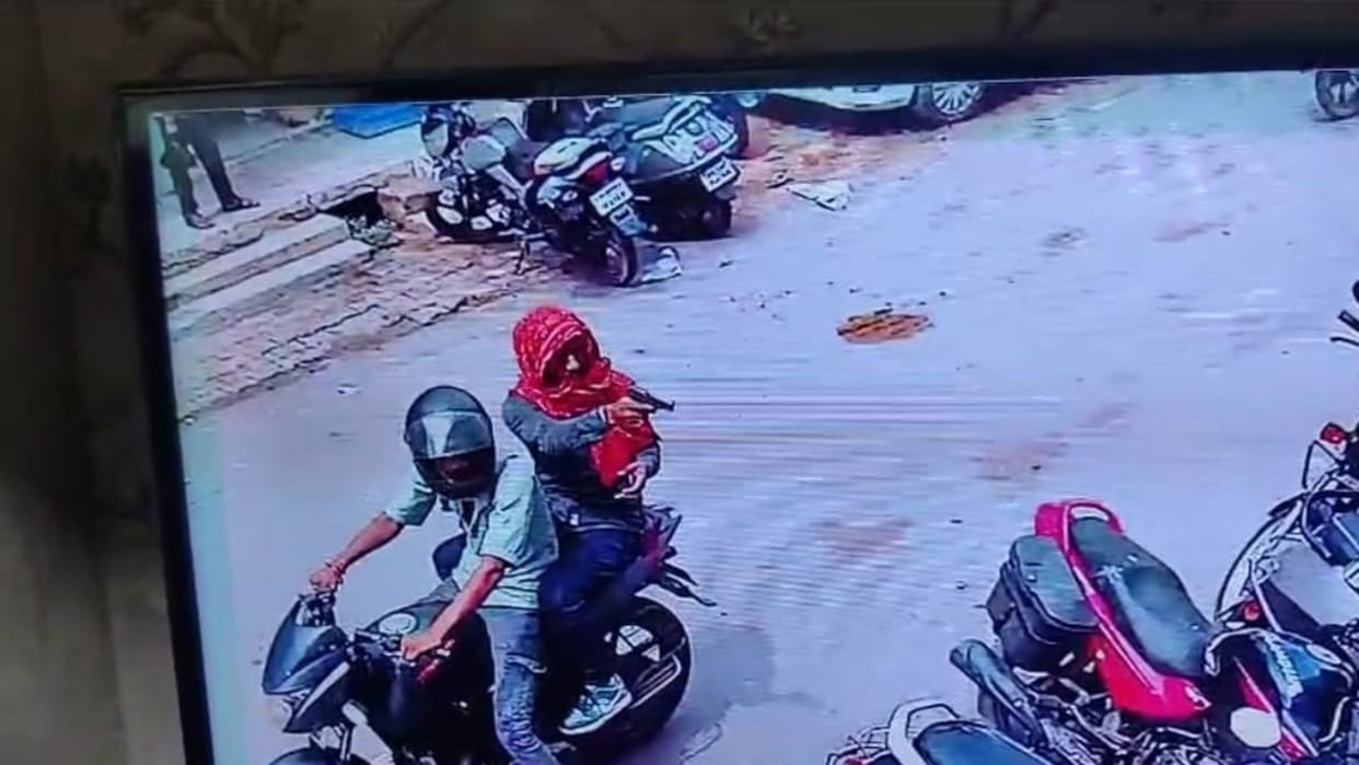 Jharkhand: Fearless criminals opened fire at a gold merchant's shop