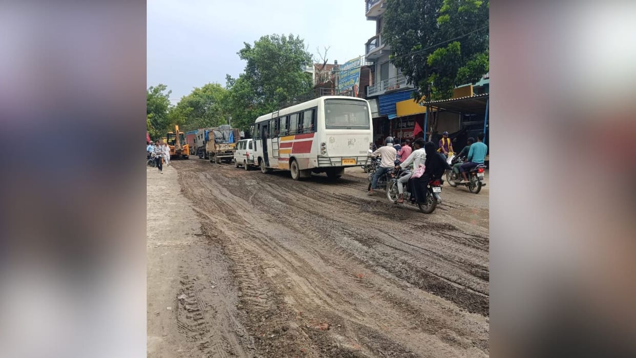 Bihar News: Deadly pothole on Mirganj-Bhore main road, three e-rickshaws overturned in two hours