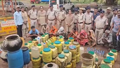 Police caught eight people with illegal liquor worth three lakhs in Bilaspur