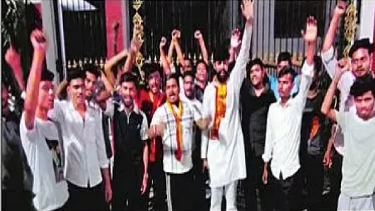 Delhi : स्कूल की दीवारों पर देवी-देवताओं की तस्वीरें लगाने पर हंगामा, हिंदूवादी संगठनों के प्रदर्शन पर हटाईं