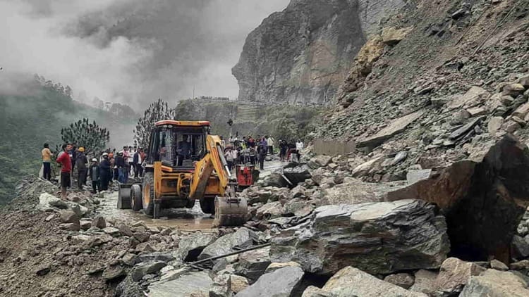 Chamoli: बदरीनाथ हाईवे भनेरपाणी और पागलनाला में घंटो रहा बंद, जगह-जगह फंसे रहे 5000 तीर्थयात्री