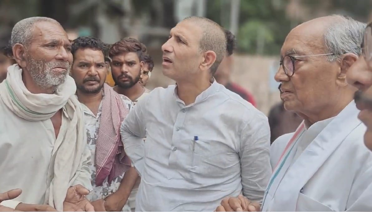Bhopal: A youth was killed during a procession in Bhopal, Digvijay and Jeetu Patwari reached Hamidia to meet t