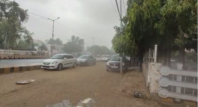 पटना में आज भी लोग बारिश का इंतजार कर रहे हैं।