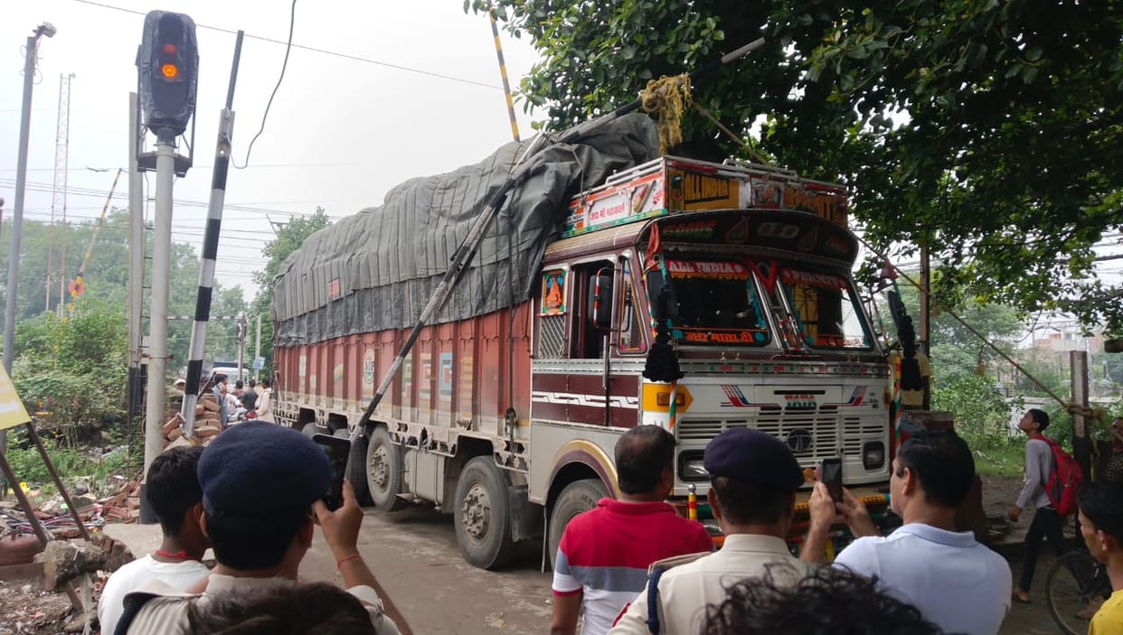 Bihar News: Truck hits high gauge in Mokama, Patna, traffic disrupted, Railway News