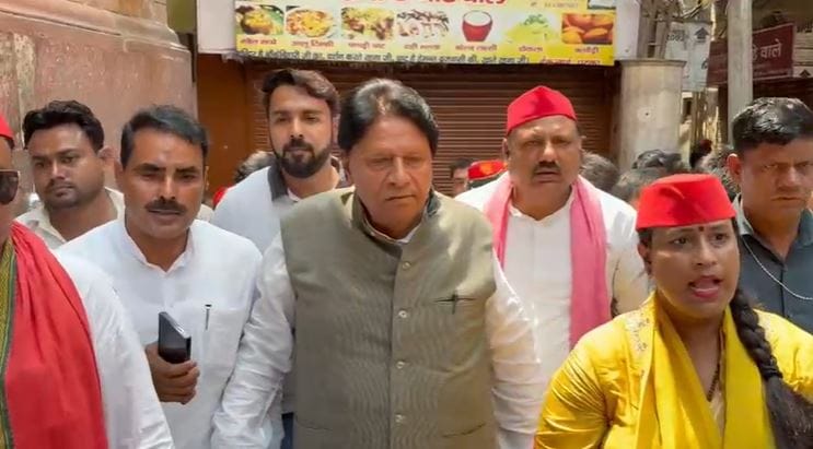 SP chief Akhilesh Yadav supports sevayats of banke bihari temple for protest against corridor and trust