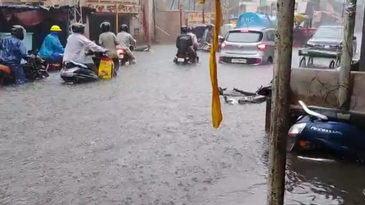 Jharkhand: Ranchi submerged due to heavy rain, rain water entered the hospital