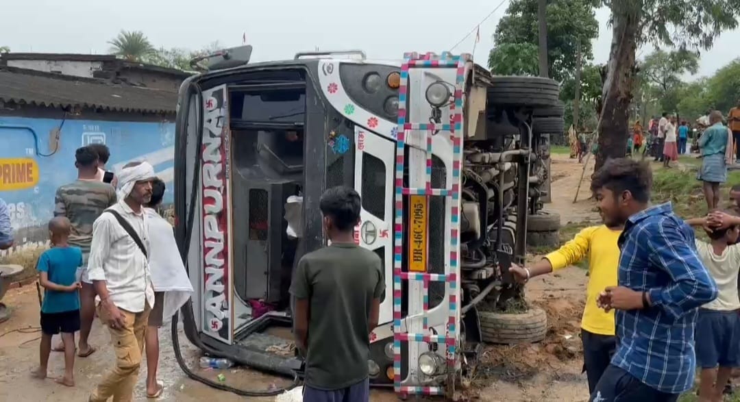 Bihar: A bus full of passengers going from Chakai to Munger went out of control and overturned in a ditch