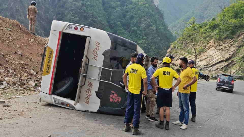 Tehri Accident News Brakes of bus coming from Srinagar to Rishikesh failed Overturned On road