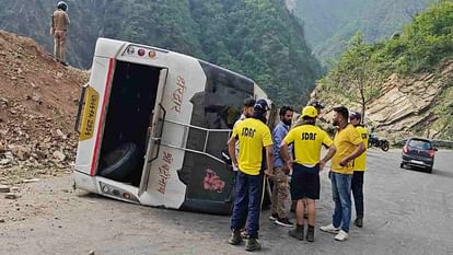 Tehri Accident: बचेलीखाल में हादसा, श्रीनगर से ऋषिकेश आ रही बस के हुए ब्रेक फेल, अनियंत्रित होकर सड़क पर पलटी Tehri Accident News Brakes of bus coming from Srinagar to Rishikesh failed Overturned On road