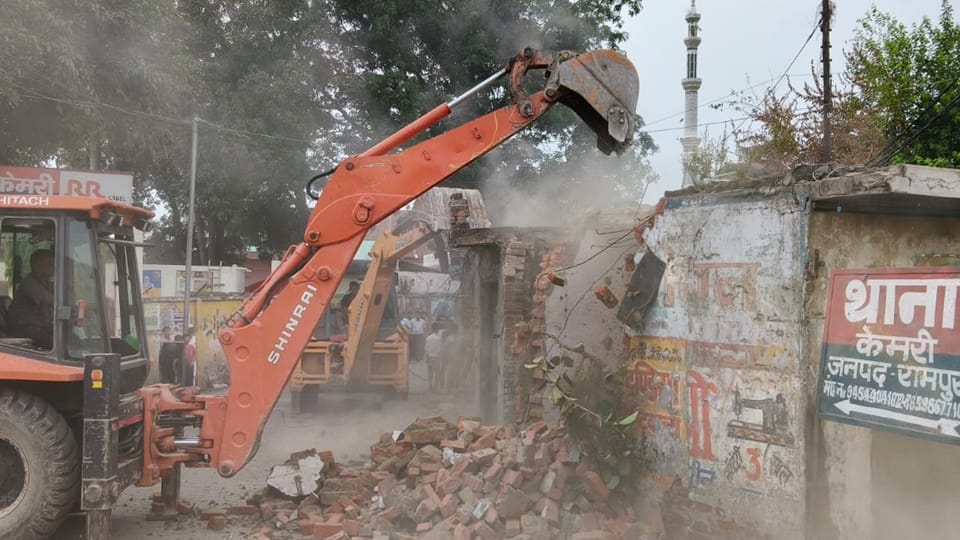 Rampur: Administration demolished 57 shops, there was encroachment on government land