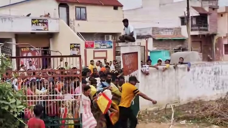 ये कैसी व्यवस्था?: तीन महीने का राशन एक साथ लेने के लिये गेट तोड़कर अंदर घुसी भूखी भीड़, फिर..,देखें वीडियो
