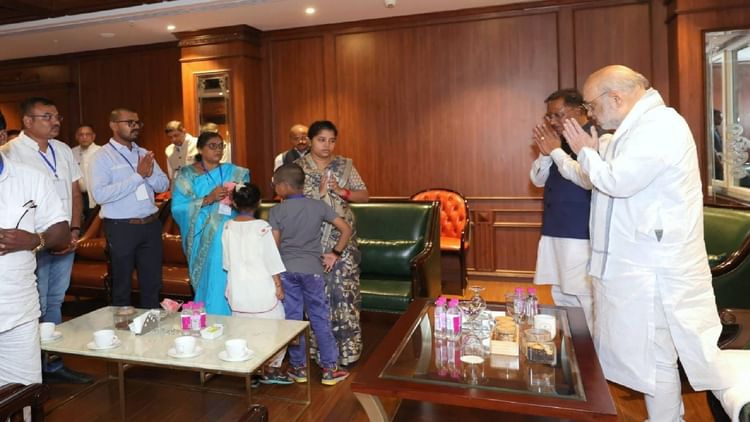 Raipur: केंद्रीय गृहमंत्री अमित शाह ने बलिदान आकाशराव गिरिपुंजे के परिजनों से की मुलाकात, शहादत को किया नमन