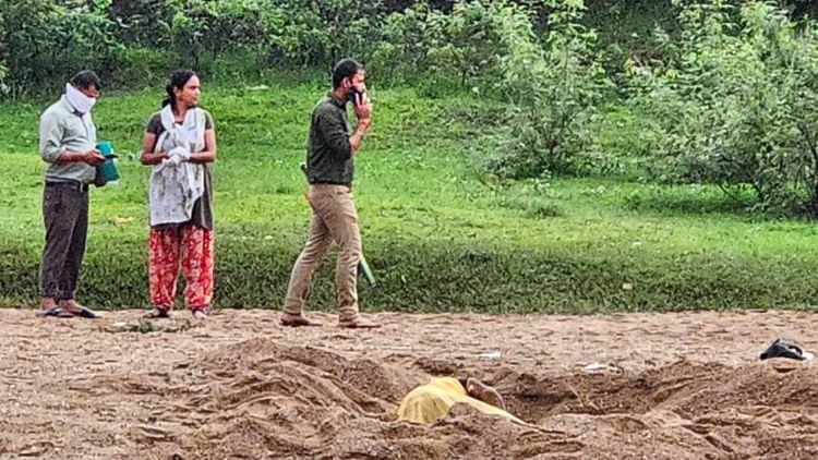 CG: 'महिला और दो बच्चों की लाश खेत में दफनाई है..' शराबी में ग्रामीणों को बताया, खोदने पर मिले शव; आरोपी फरार