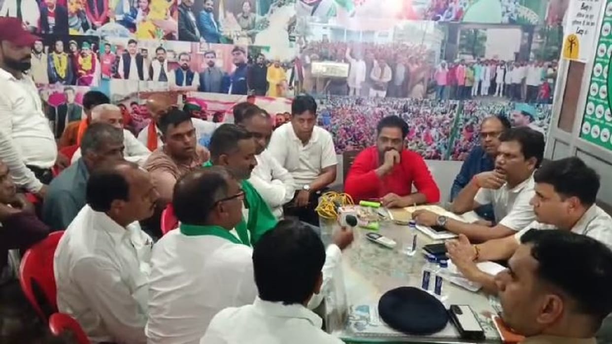 Farmers raised the demand to free the land from Housing Development Council in lakhimpur kheri