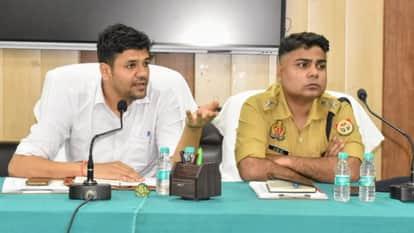 गाजीपुर में बैठक करते डीएम और एसपी।