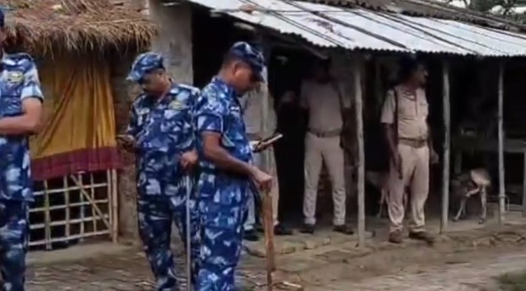 गांव में पुलिस बल तैनात