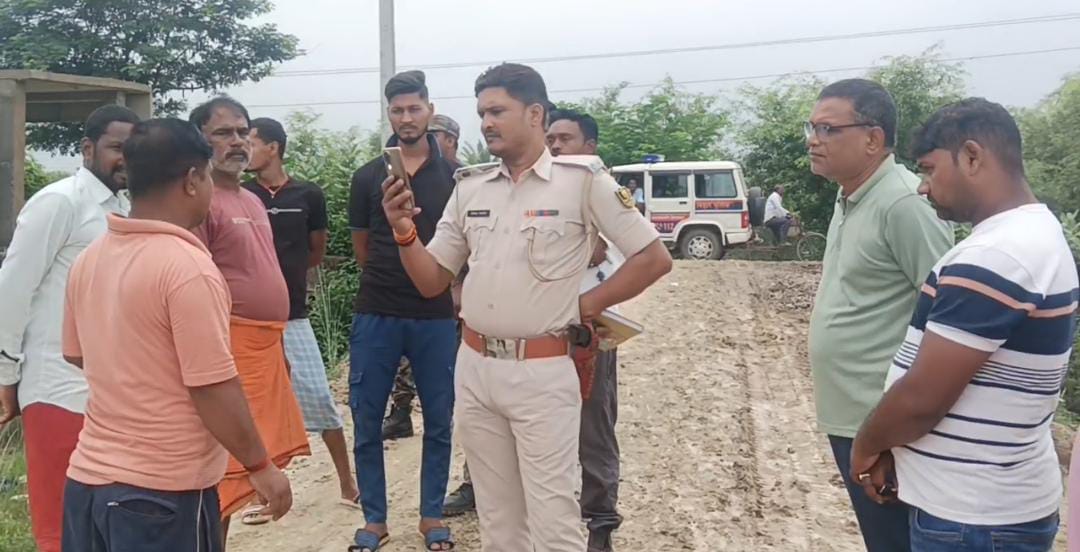 Bihar: Terror of miscreants in under-construction Panchayat Bhawan news in hindi