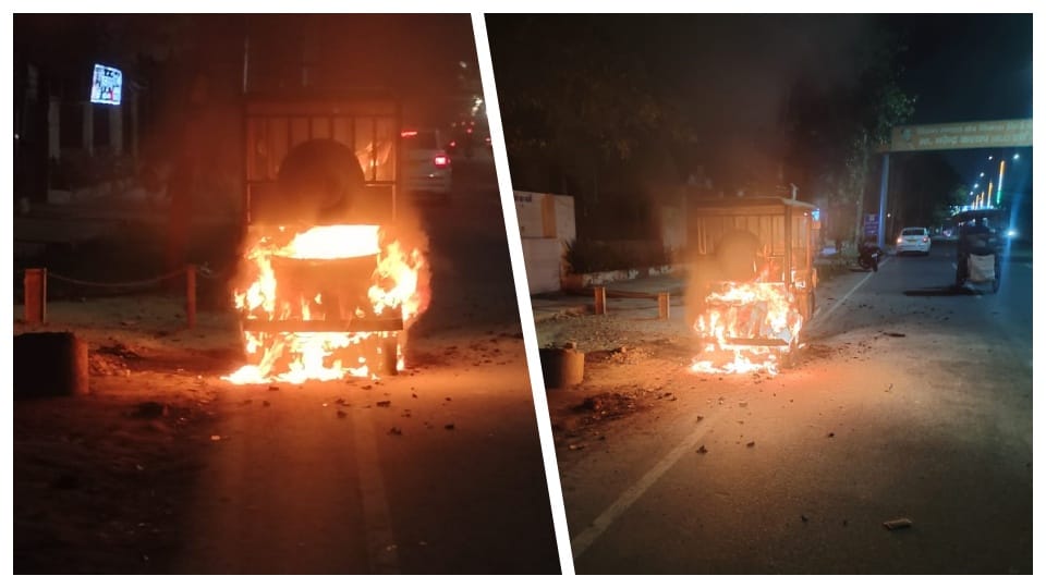 An e-rickshaw parked on the road in Ghaziabad's old bus stand area caught fire