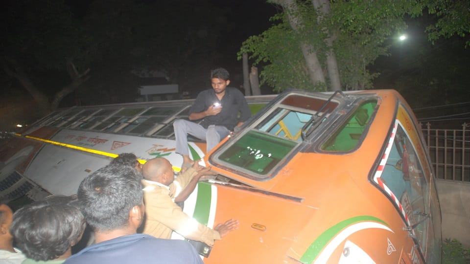 Baghpat: Car suddenly appeared on the National Highway, Shamli depot bus overturned, screams
