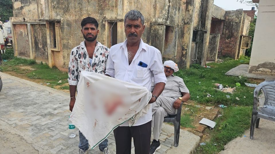 Hathras Accident Report filed against Max driver in case of boy peeping from bus window getting his neck cut