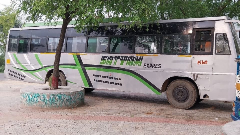 Hathras Accident Report filed against Max driver in case of boy peeping from bus window getting his neck cut