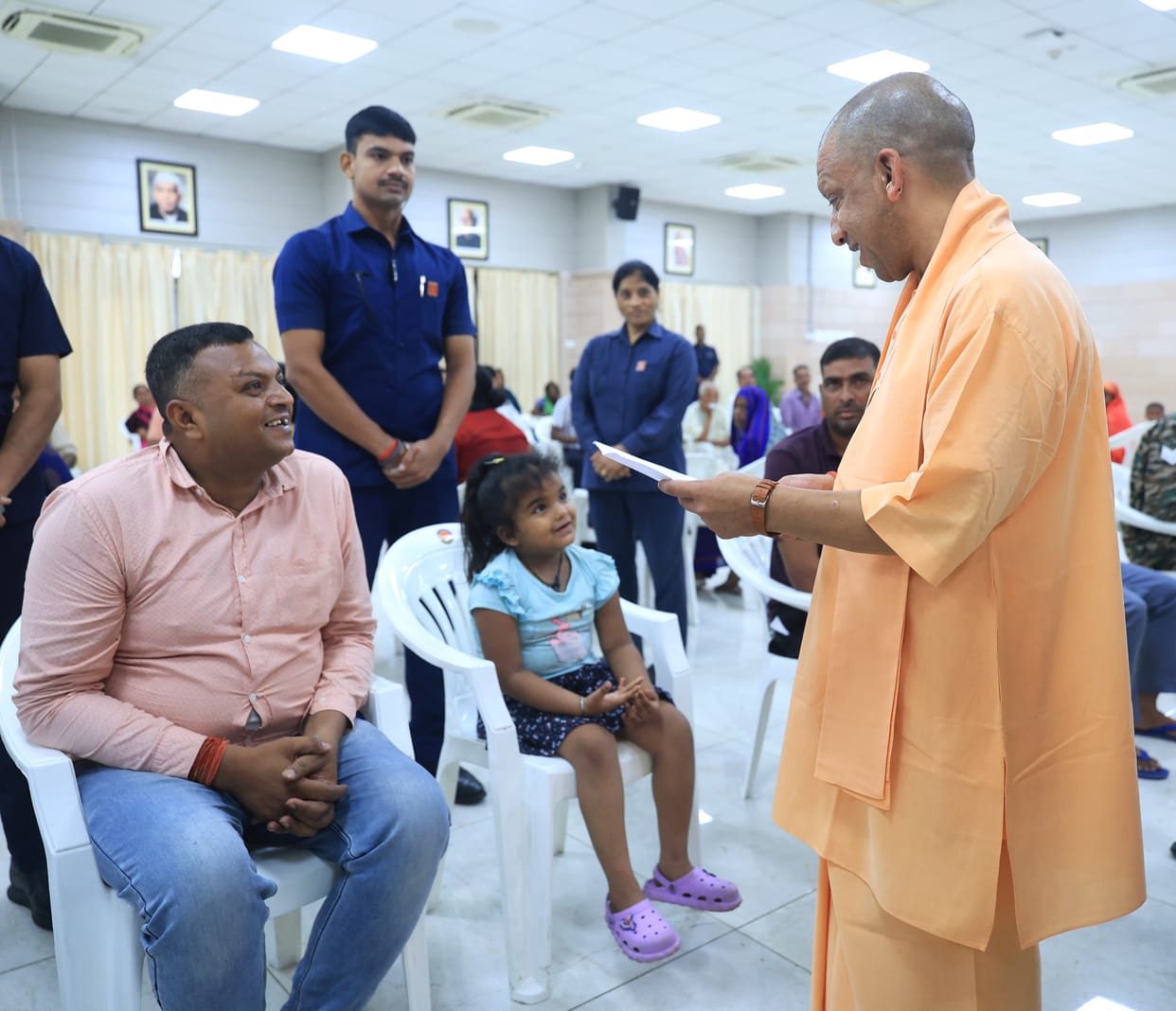UP: CM met people who came for Janta Darshan, said- Civil security is our priority; gave chocolates to childre