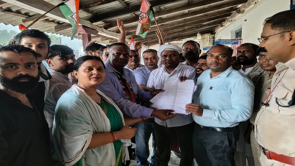 Congressmen took out a rally amidst rain submitted a memorandum in protest against rationalization in Balrampu