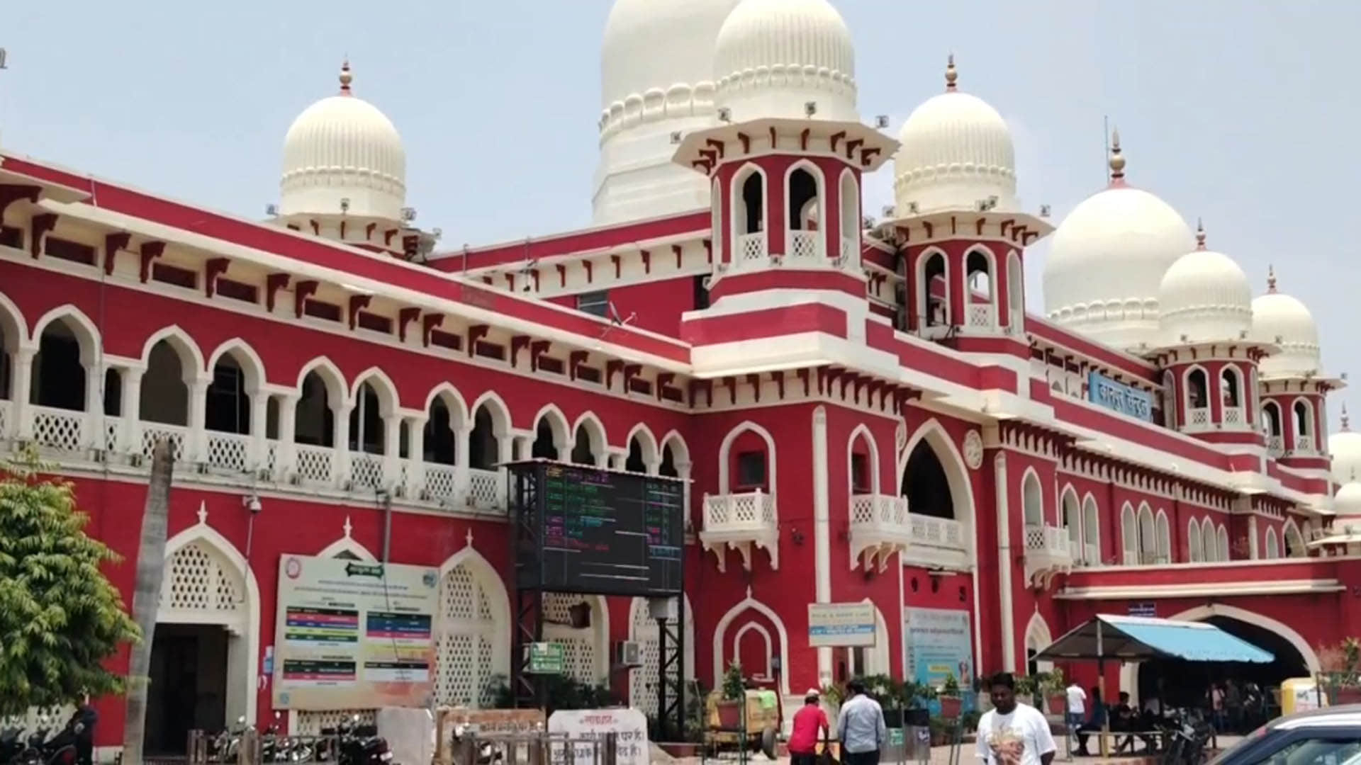 Kanpur Indian Railways crawled through the fog 57 trains were delayed by up to 17 hours bullock cart service