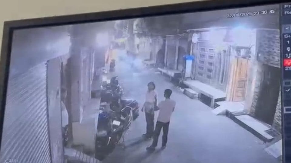 Meerut: Firing at the house of a cloth merchant, Kotwali area echoed with the sound of bullets at night