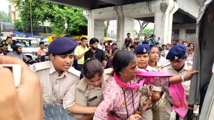 Bihar: स्वास्थ्य मंत्री के आवास का घेराव करने पहुंचे जनसुराज के कार्यकर्ता, पुलिस ने सभी को हिरासत में लिया