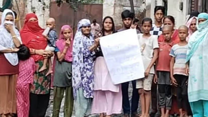 Kanpur: People protested by burning incense sticks and carrying posters