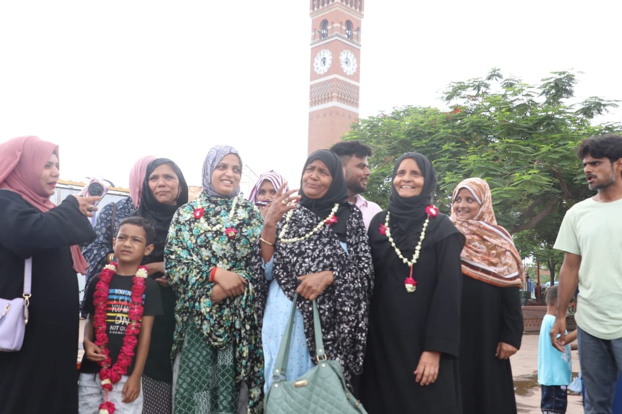 19 pilgrims returned home from Iran amid shadow of war welcomed at Lucknow airport