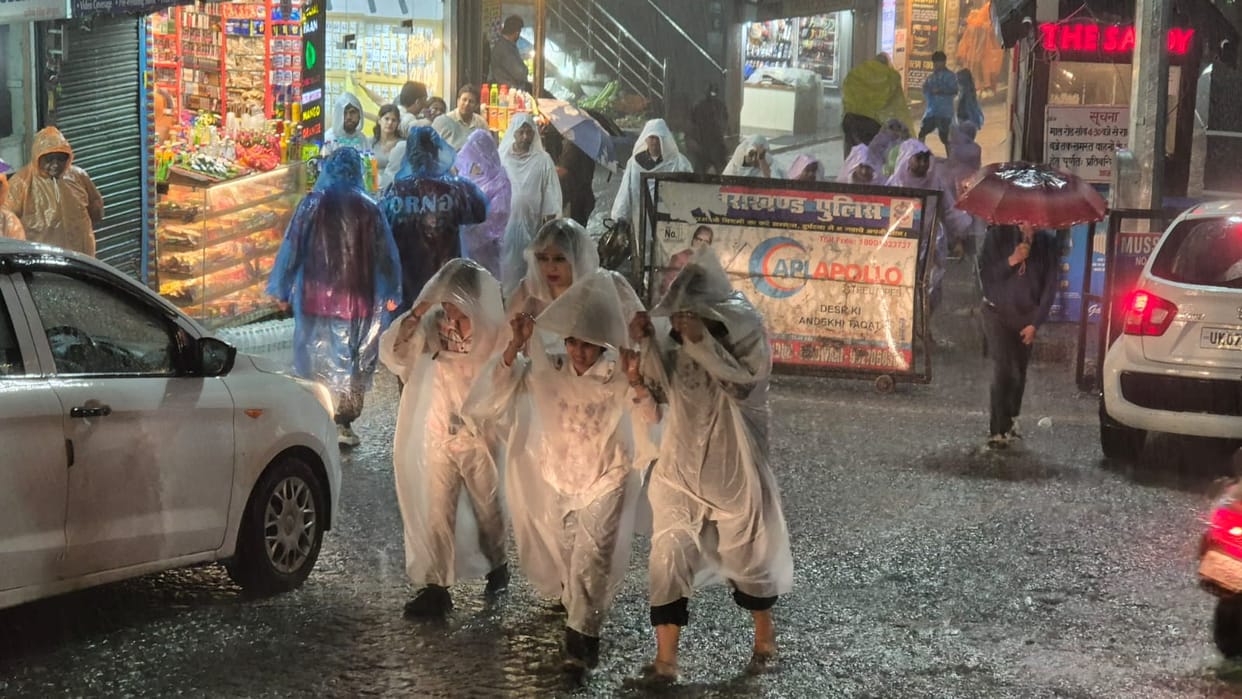 Heavy Rainfall in Mussoorie drain water flowed on road, traffic jam due to debris on Doon road