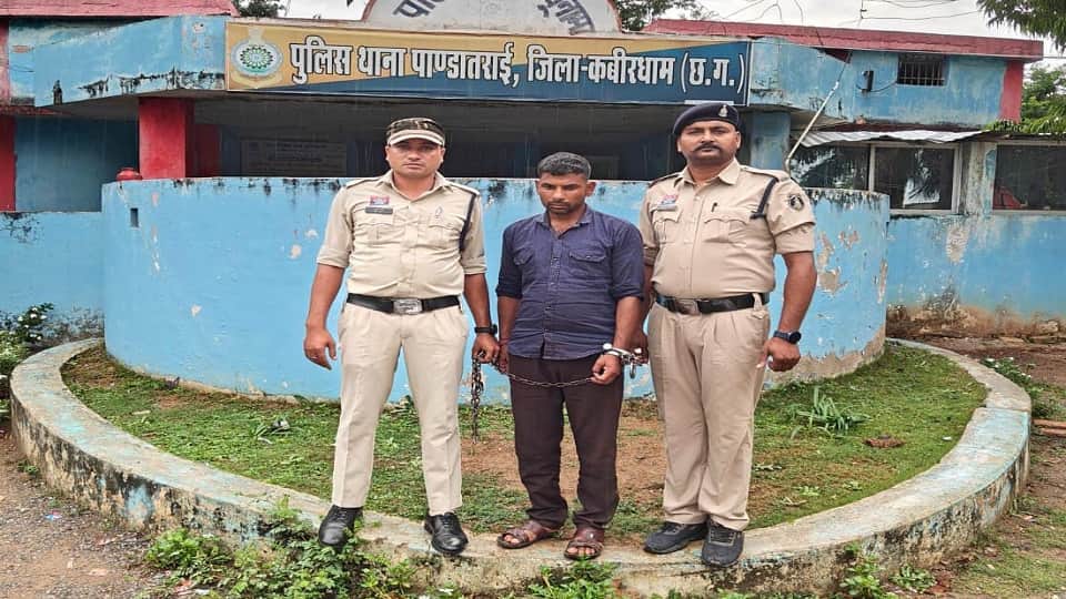 पुलिस की गिरफ्त में आरोपी