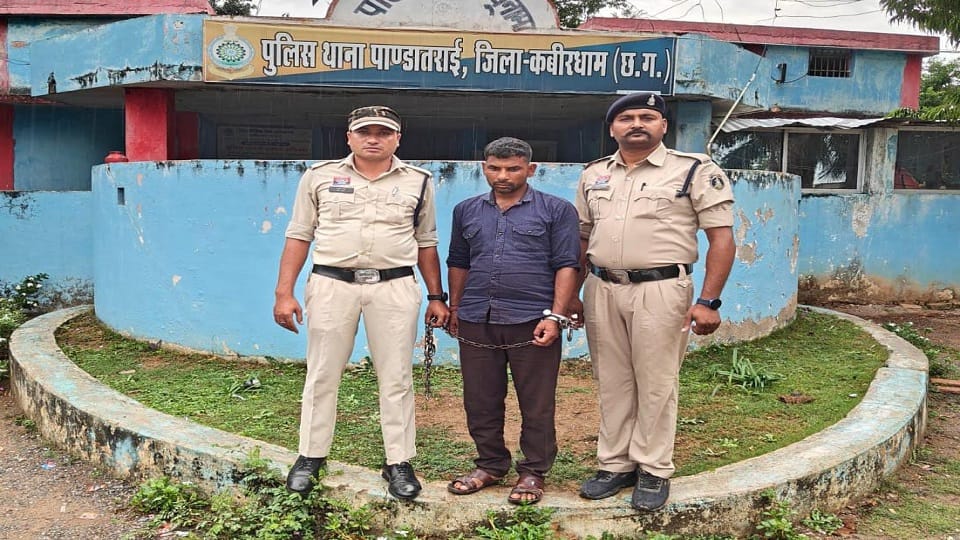 पुलिस की गिरफ्त में आरोपी