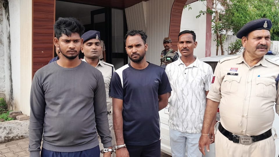 पुलिस की गिरफ्त में आरोपी