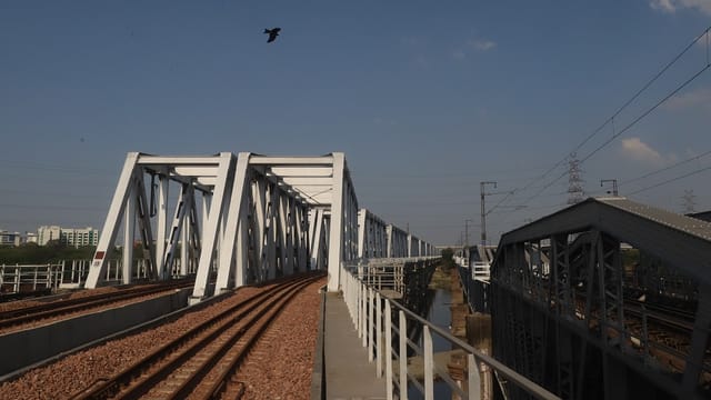 पुराने लोहे के पुल के बराबर बनाया जा रहा पुल