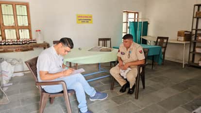 जांच में जुटे पुलिस अधिकारी