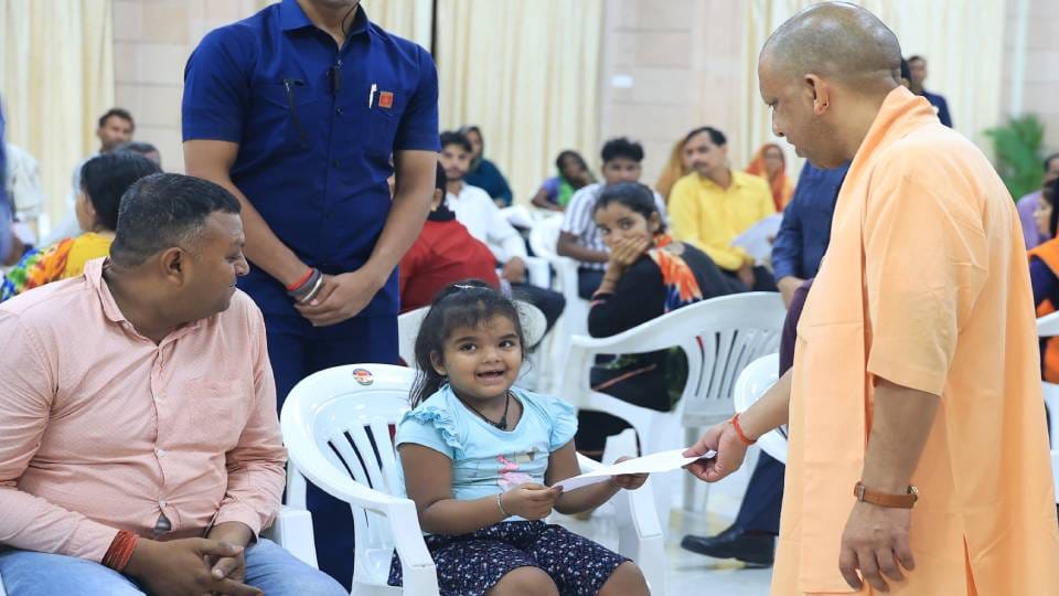girl said I want to go to school please get me admitted In Janta Darshan of CM Yogi