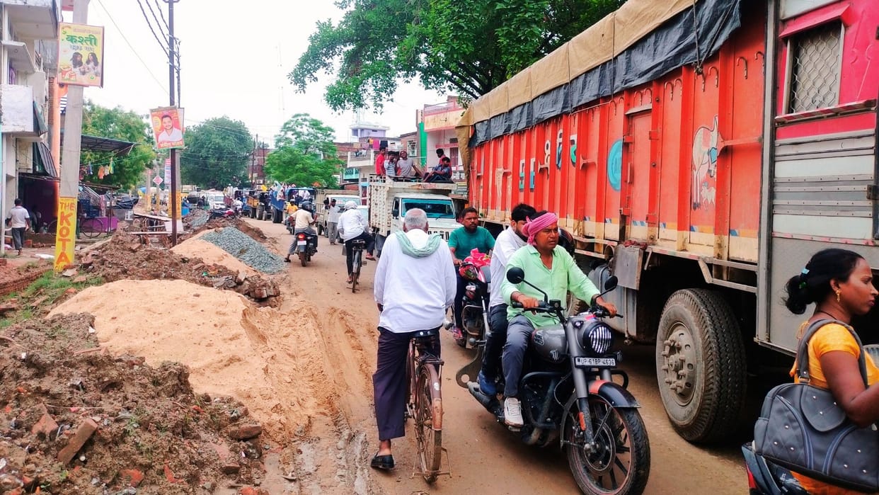 UP Accident news Three people died three injured traffic jam continued for six hours in Sonbhadra