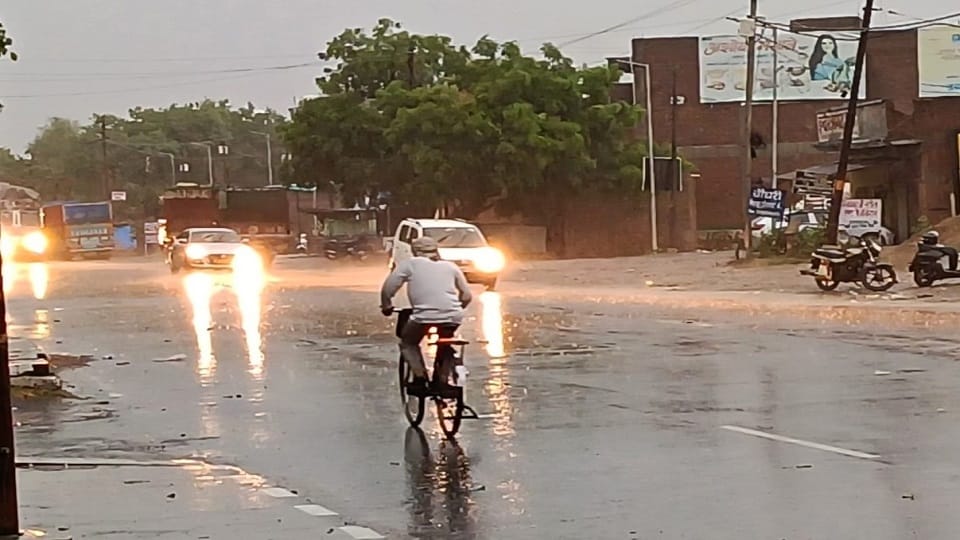 Rain in Sadabad, humidity in Hathras