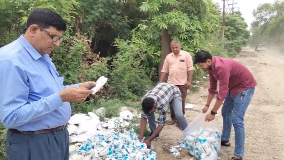 Over 300 Expired Milk Packets of Parag Dairy Found Dumped on Meerut Roadside in Meerut