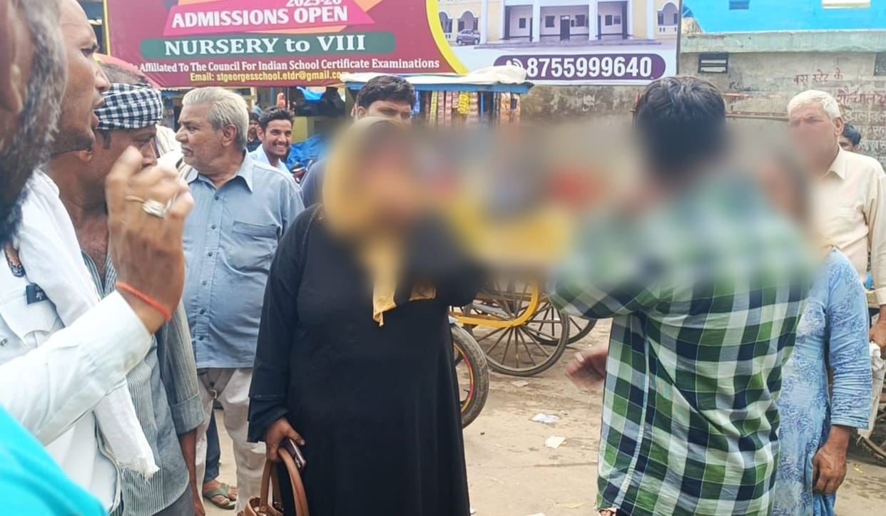 husband beat his wife with shoes on road in tundla