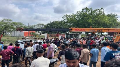 Bank employee fell into Shivnath river along with his car police took him out with the help of a crane in Bem