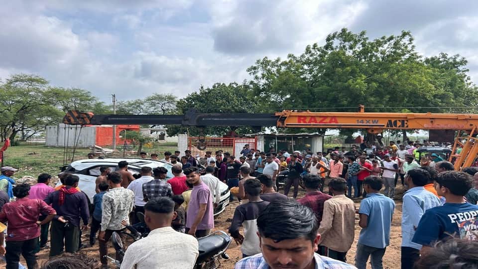 Bank employee fell into Shivnath river along with his car police took him out with the help of a crane in Bem