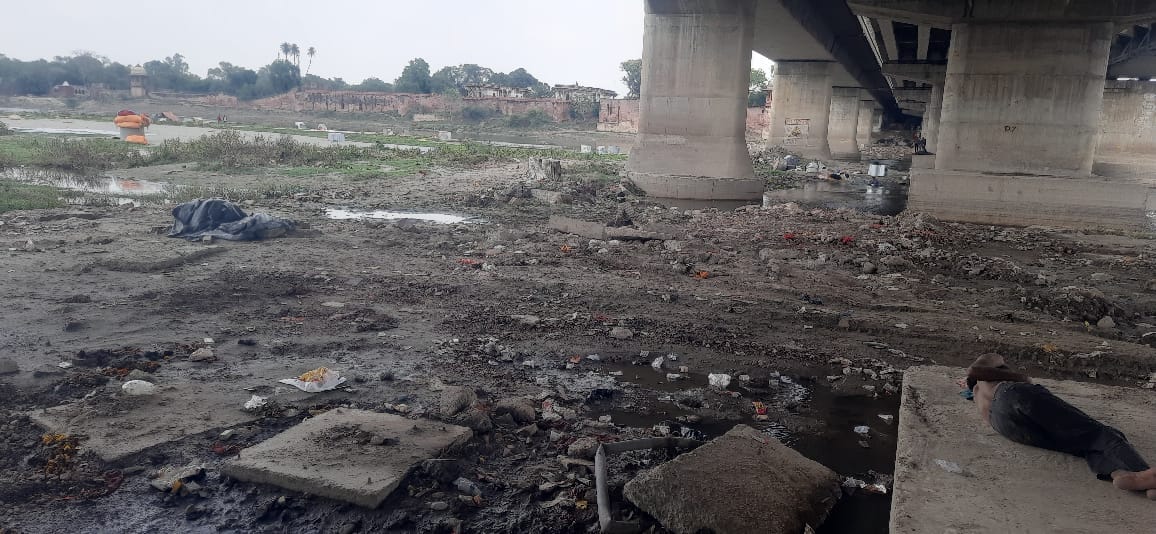 Canter collided with loader on Jawahar bridge woman fell in Yamuna condition critical