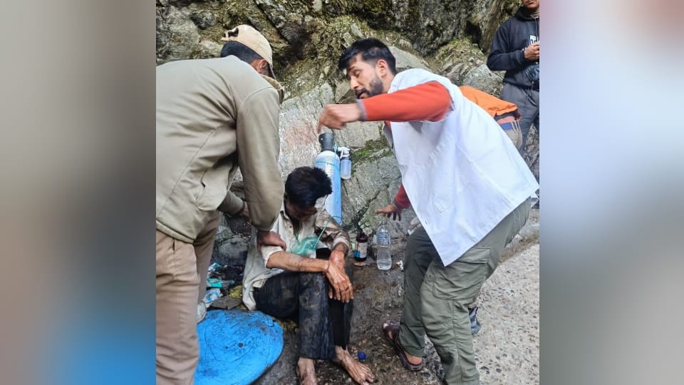 Yamunotri Dham Tow pilgrims buried under debris and lost their life during landslide  Photos