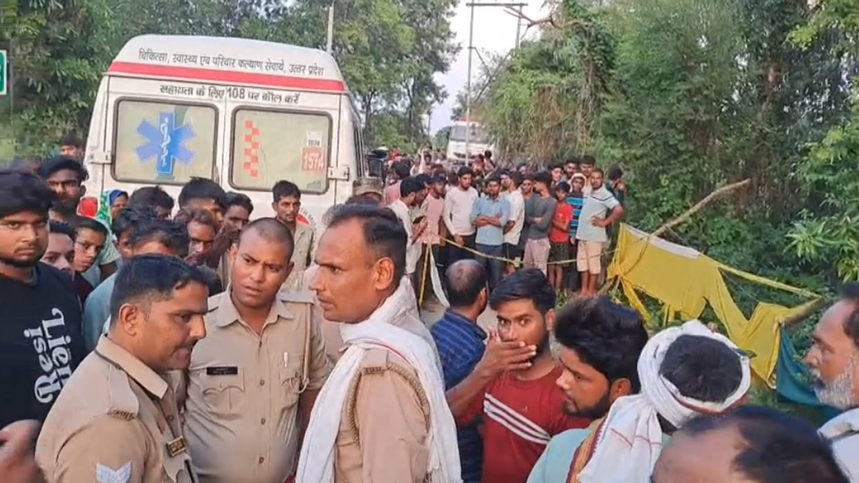 Kannauj: Sand laden dumper crushed two youths, angry villagers blocked the road