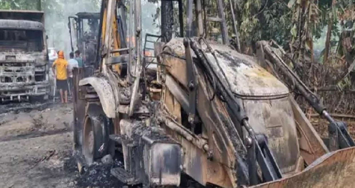 35 armed criminals set fire to 7 vehicles including a road roller, creating panic in the area